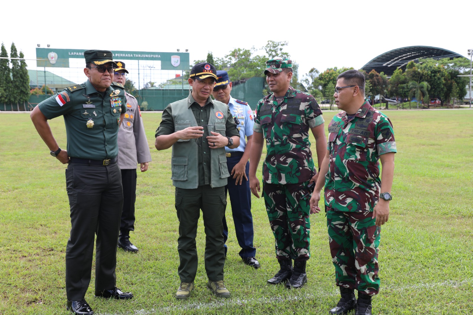 Kepala BNPB Letjen TNI Suharyanto, S.Sos., M.M (dua dari kiri) mendarat di Kodam XII/Tanjungpura, Kalimantan Barat, Rabu (20/9).